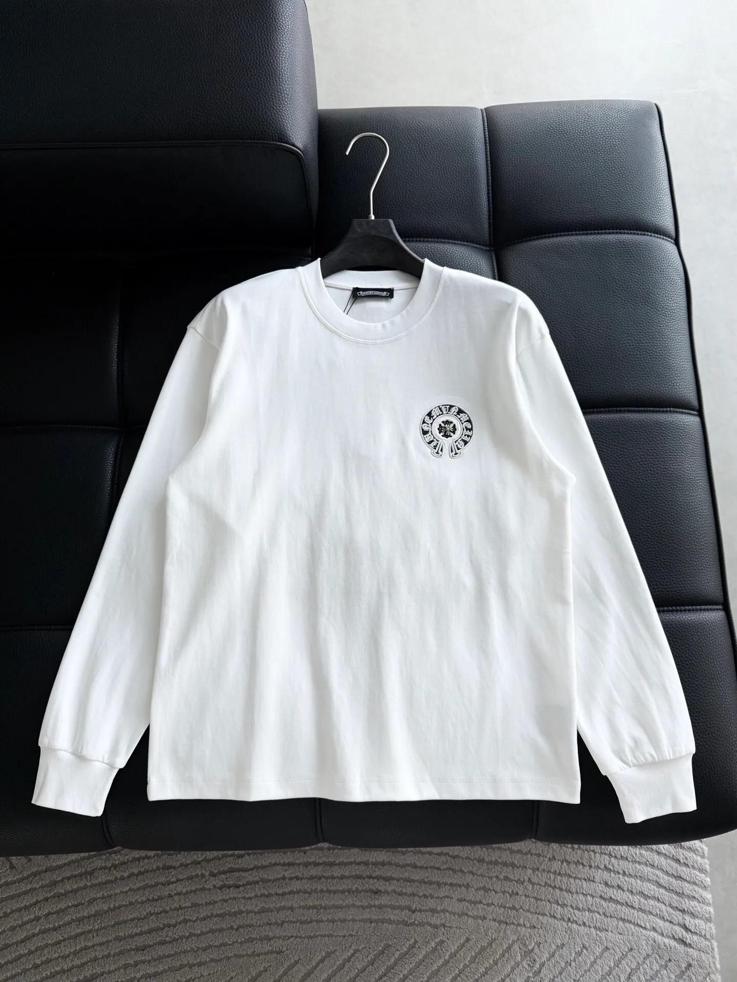 P400 ChromeHearts Chrome Heart Round Neck Long Sleeve The pursuit of quality absolutely guarantees quality! Using double-sided cotton fabric, the texture is clearly visible, the texture is soft, delicate and smooth, and the customized three-dimensional embroidery and leather patchwork technology is full of drape! The workmanship is fine and the shoulder lines are smooth. All imported chain machines are used to make the shoulder rolling strips. It has a certain thickness and is not made of cheap material but has a shiny feel that is comfortable and not tight on the upper body. It is the most avant-garde street item that can be easily matched by both men and women!  Color: black white Size: m-3xl Style number: 3576